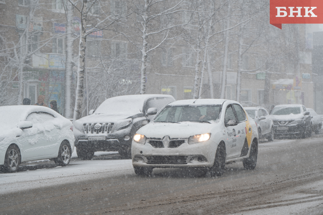 Радуга над снегом и майские снеговики: жители Коми фотографируют заснеженные улицы